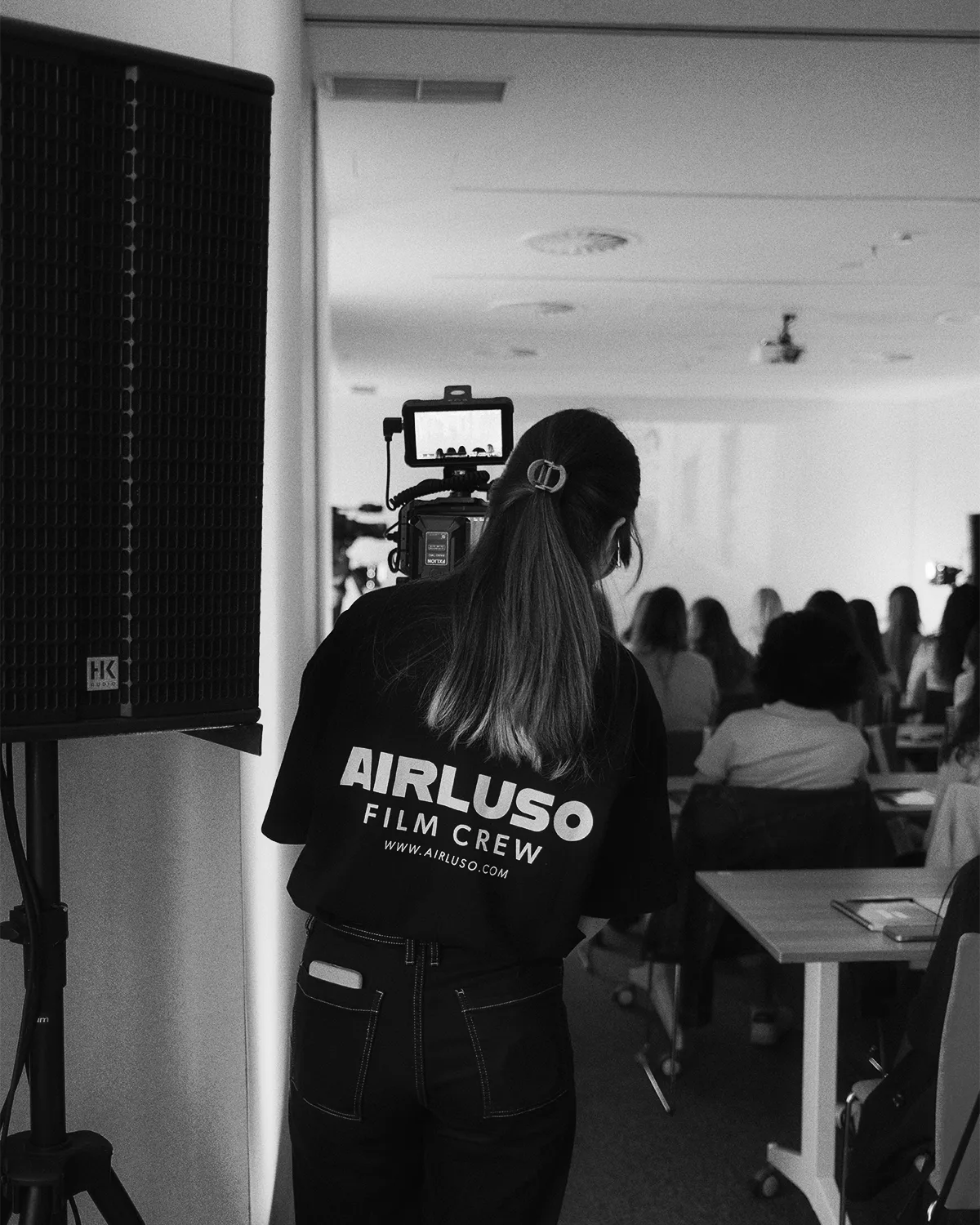 Operadora de cámara de AIRLUSO grabando una formación